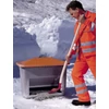 Kép 2/2 - Szóróanyag tartály 700 l, külső méretek SZxMxM 1340x990x780 mm, nyílással, szürke ház, narancssárga fedél