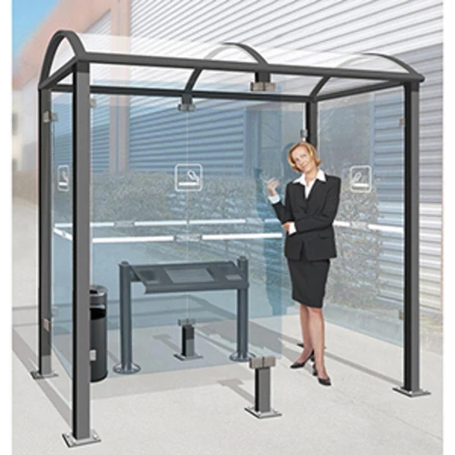 Dohányzóhely 8 főig, acéloszlop 80x80 mm + padlólemez, SZxMxM 2500x1560x2547 mm, antracit