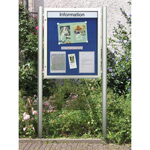 Lapos vitrin, SZxMxM 1380x43x1025 mm, A0 fekvő, alumínium profilok, edzett biztonsági üveg, fehér hátsó fal, 10 mágnes + 1 zseb